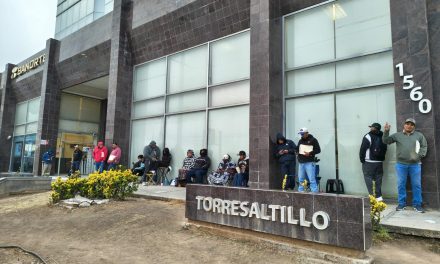 Largas filas para obtener beneficios del Buen Fin en trámites vehiculares y licencias de conducir