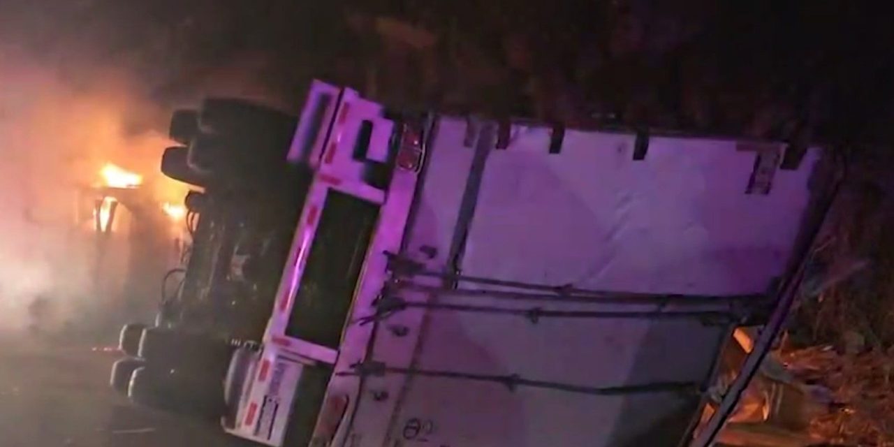 Tractocamión vuelca y se incendia en Los Chorros