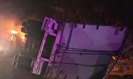 Tractocamión vuelca y se incendia en Los Chorros