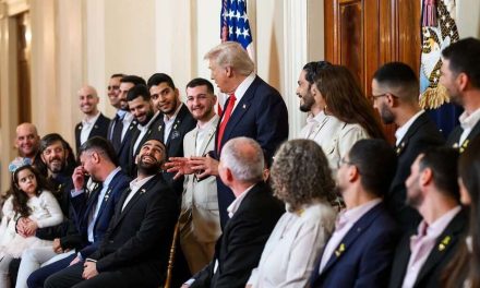 Trump recibe en la Casa Blanca a exrehenes liberados en Gaza tras acuerdo de alto el fuego