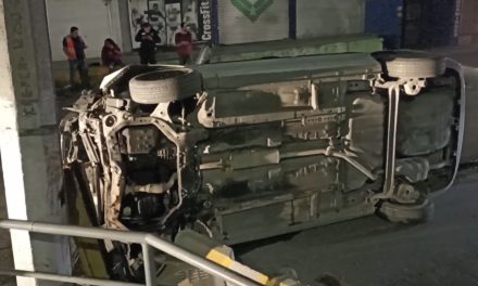 Vehículo vuelca bajo puente peatonal en Saltillo