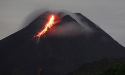 Erupción del volcán Semeru en Java eleva alerta máxima y provoca evacuaciones
