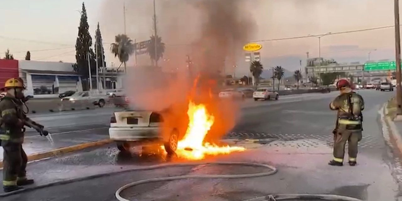 Voraz incendio deja reducido a cenizas un vehículo en Saltillo