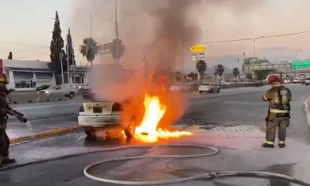 Voraz incendio deja reducido a cenizas un vehículo en Saltillo