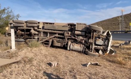 Vuelca grúa y deja a su conductor con lesiones de consideración