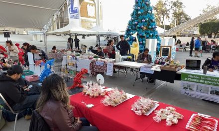 Participan 50 emprendedores en Mercadito Navideño de la Universidad Autónoma de Coahuila.