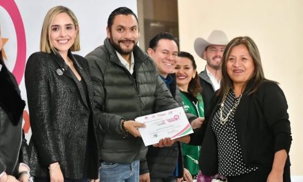 Carlos Villarreal encabeza graduación de Mujeres al Siguiente Nivel