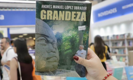 Jóvenes impulsan ventas de Grandeza de López Obrador en la FIL Guadalajara