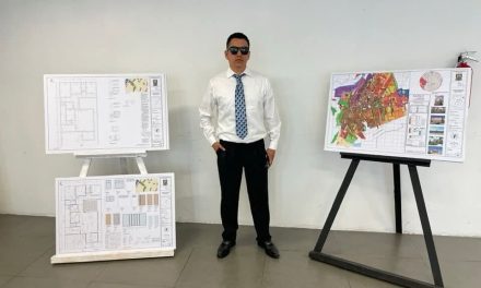 Se gradúa el primer arquitecto  con discapacidad visual de la UAdeC