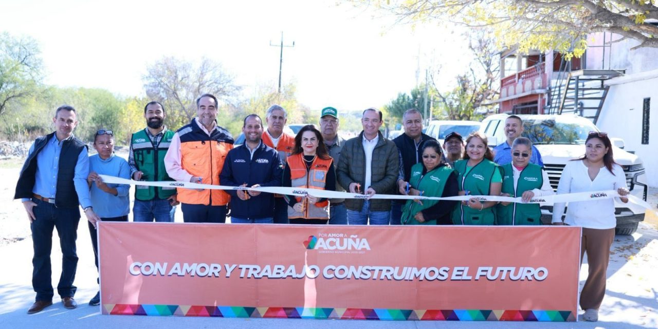 Emilio de Hoyos cierra el año entregando obras
