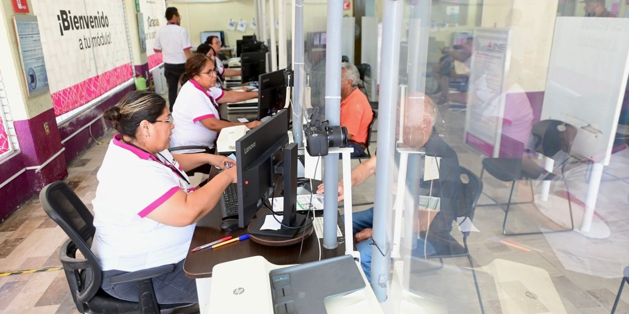 INE extiende horarios para renovar credencial