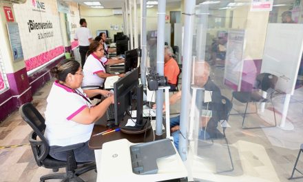INE extiende horarios para renovar credencial