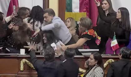 Diputadas del PAN y de Morena se pelean en el Congreso