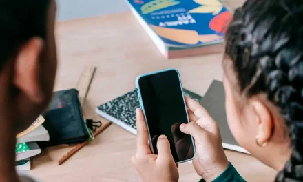 Adiós al celular en primaria y secundaria