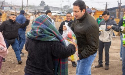 Javier Díaz entrega apoyos en la colonia Omega