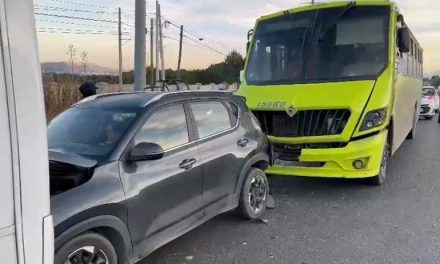 Saltillo: Auto queda prensado entre dos transportes de personal en la carretera a Zacatecas