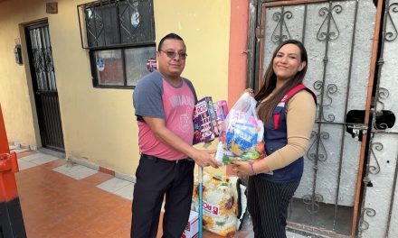 Recibe Don Víctor regalos y despensa gracias a Fundación RCG
