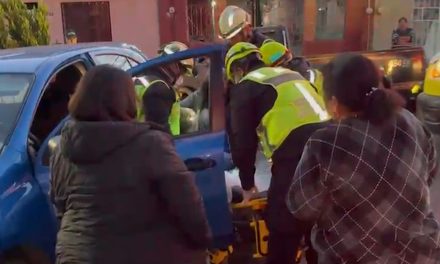 Aparatoso choque deja daños materiales en la colonia Topo Chico