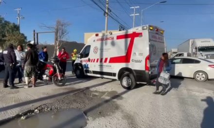 Aparatoso choque deja dos lesionados en la carretera Los Pinos, en Ramos Arizpe