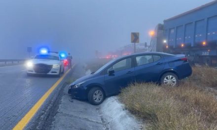 Automovilista cae en zanja pluvial en la carretera a Torreón