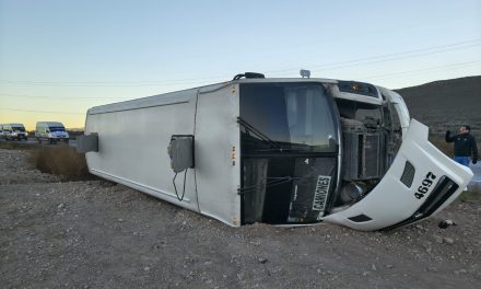 Transporte de personal sufre volcadura en la carretera a Zacatecas a la altura de La Angostura