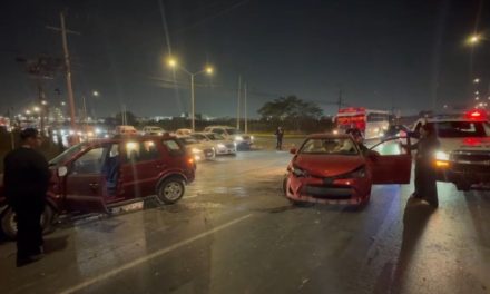 Choque por semáforo en rojo deja cuantiosos daños en Saltillo