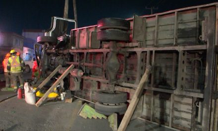 Choque deja dos hombres prensados en el bulevar Francisco Coss