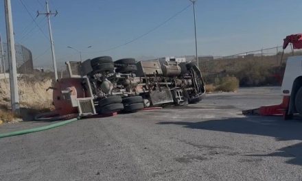 Cisterna de desazolve vuelca en el Parque Industrial de Ramos Arizpe