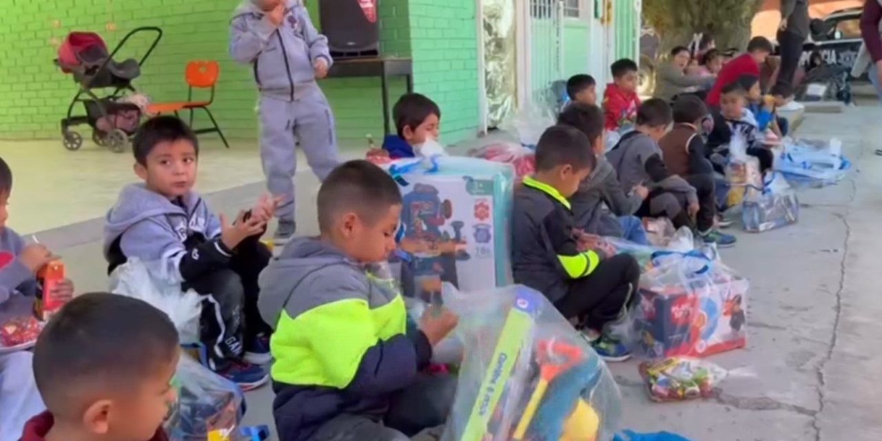 Comparten espíritu navideño en Paredón