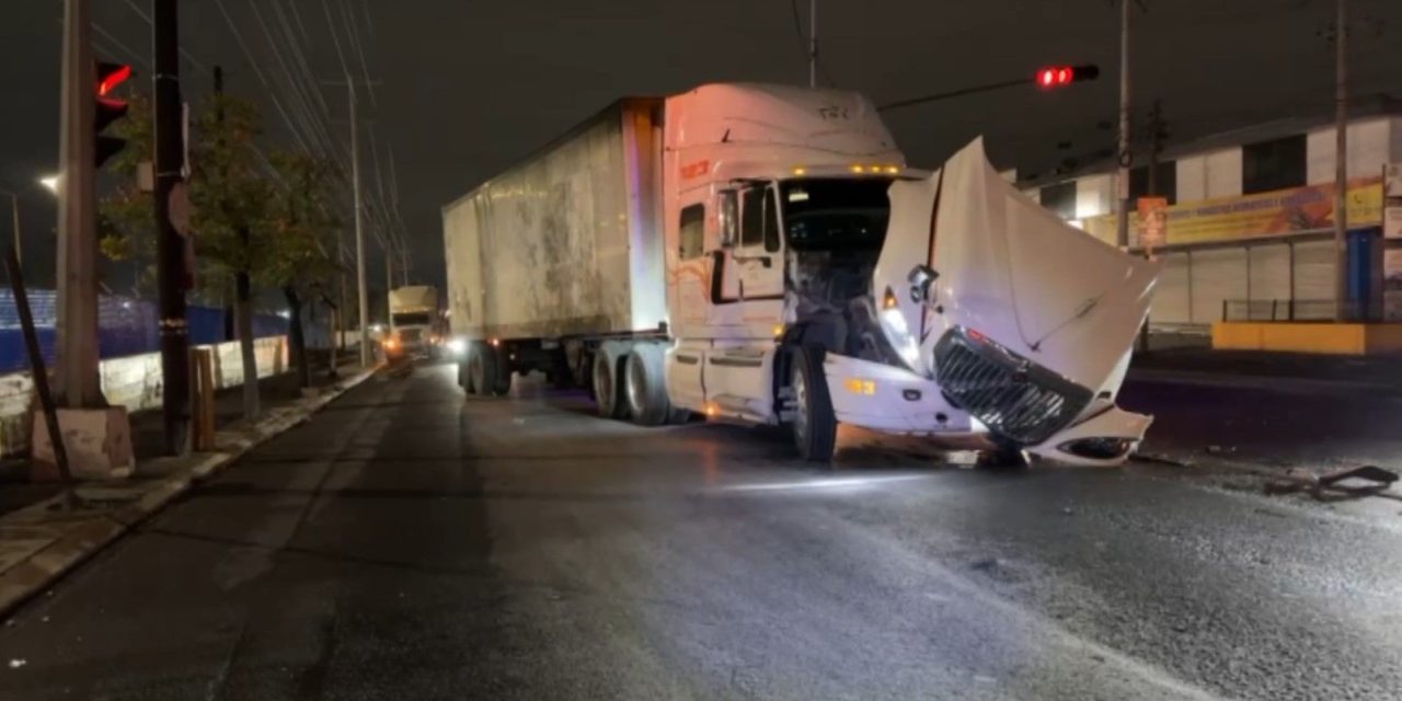 Conductor invade carril y provoca choque en Saltillo