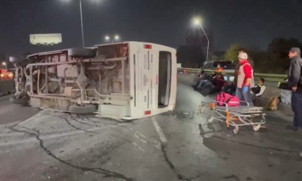 Conductor de transporte de personal pierde el control y provoca volcadura en el bulevar Carranza