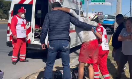 Conductor provoca choque al cruzar sin precaución en Saltillo