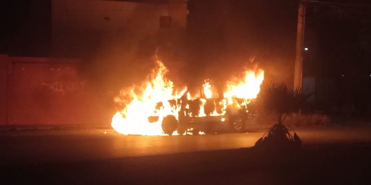 Corto circuito provocó un incendio de camioneta en Saltillo