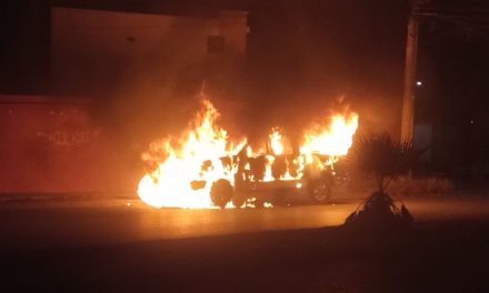 Corto circuito provocó un incendio de camioneta en Saltillo