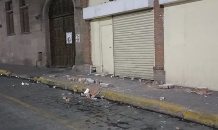Fachada de un edificio cae a pedazos en el centro de Saltillo