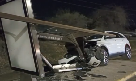 Saltillo: Destruye parabús con su camioneta. ebrio se quedó dormido al volante