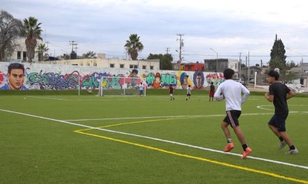 Disfrutan saltillenses de la rehabilitada cancha de la colonia Espinoza Mireles