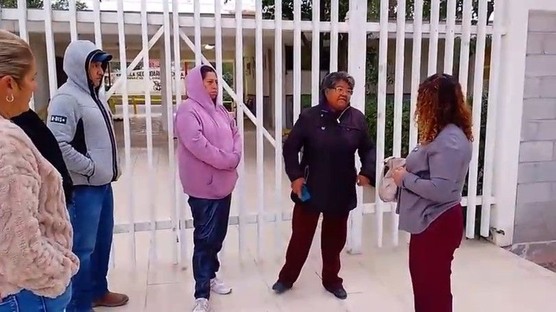 Padres de familia toman escuela en General Cepeda