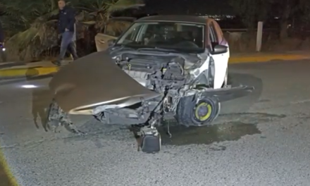 Saltillo: Se estrella contra espectaculares, perdió el control del volante en una curva