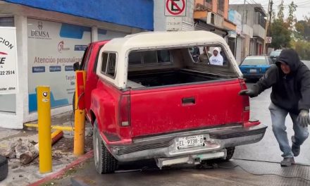 Falla mecánica provoca choque en el bulevar Venustiano Carranza