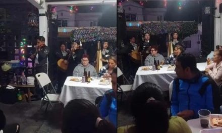 Video: Mariachis se confunden de casa y dan serenata gratis