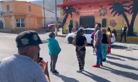 Saltillo: Hartos de carecer de agua colonos cierran la calzada Madero