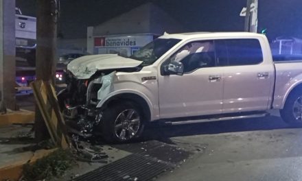 Hombre en estado de ebriedad ignora la luz roja y termina accidentado en Saltillo