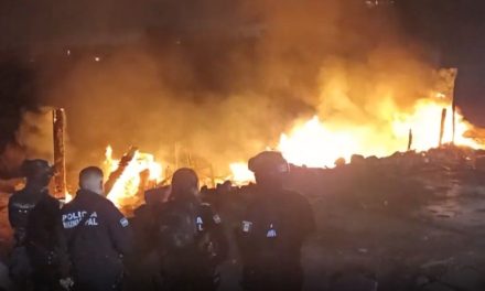 Incendio devora un tejabán en Saltillo