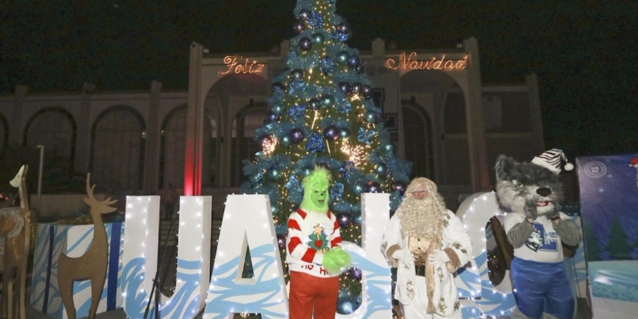 Inicia la Navidad en la UAdeC con el encendido del Pino