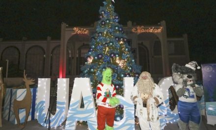 Inicia la Navidad en la UAdeC con el encendido del Pino