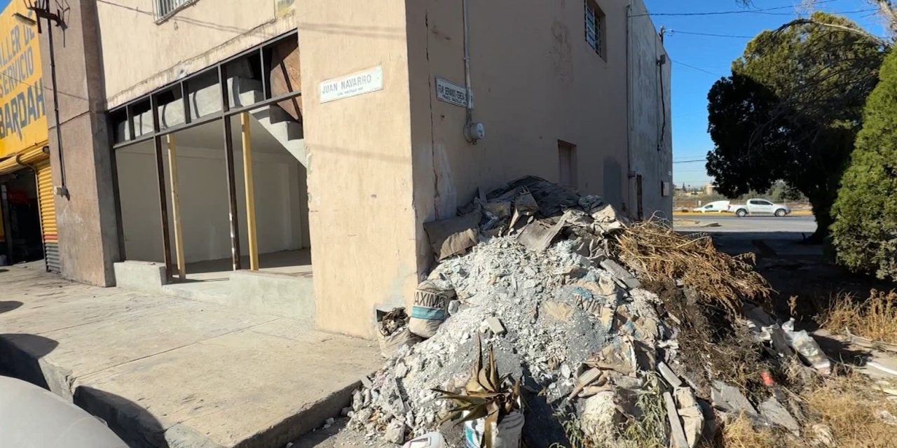 Limpian local y tiran la basura en la vía pública en colonia Saltillo 400