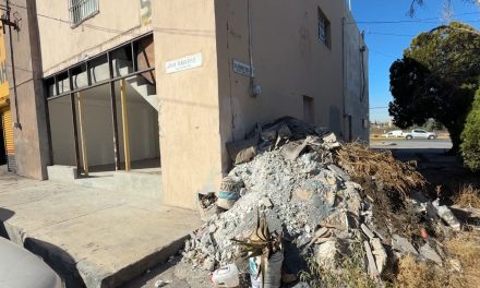 Limpian local y tiran la basura en la vía pública en colonia Saltillo 400