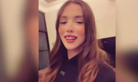 Marianne Gonzaga abandona México en medio de demanda por difamación y disputa legal