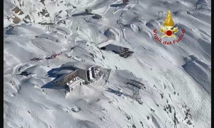 Emergencia en los Alpes italianos deja a decenas de personas atrapadas en teleférico